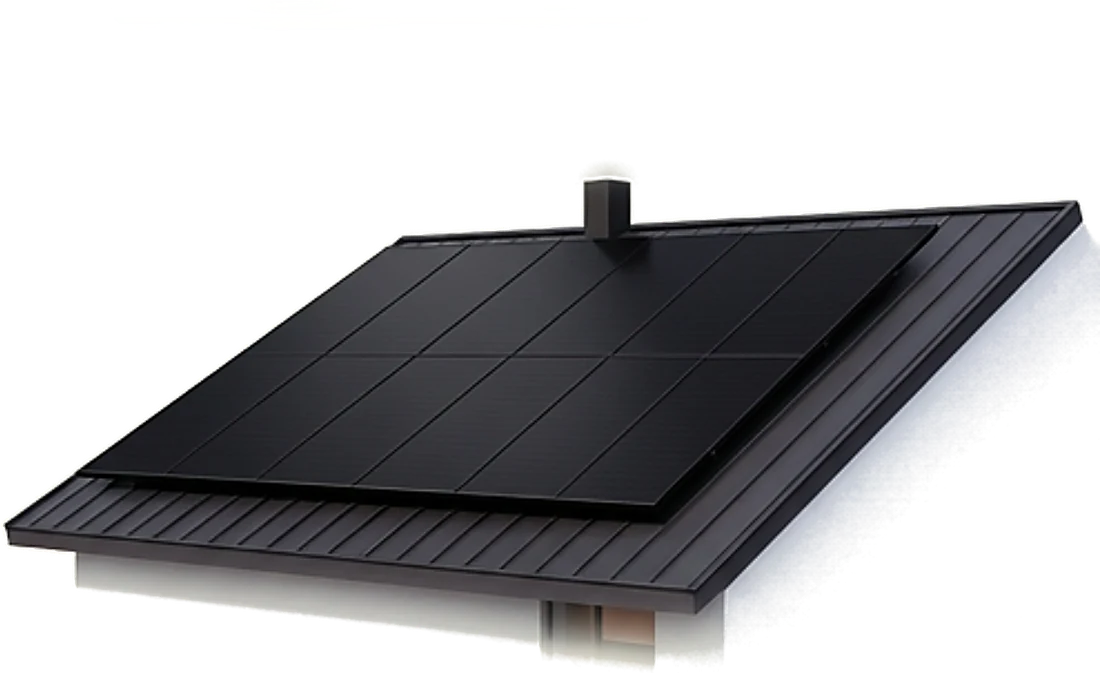 Dachfläche mit Full-Black-Photovoltaikmodulen
